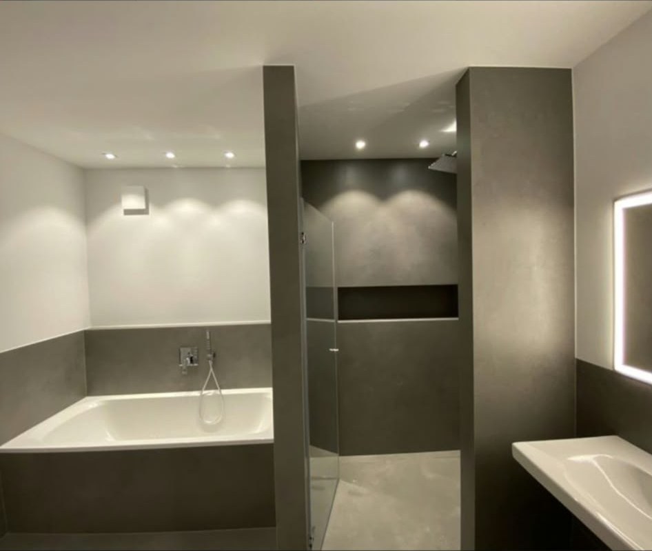 Badezimmer mit Spots und beleuchtetem Spiegel