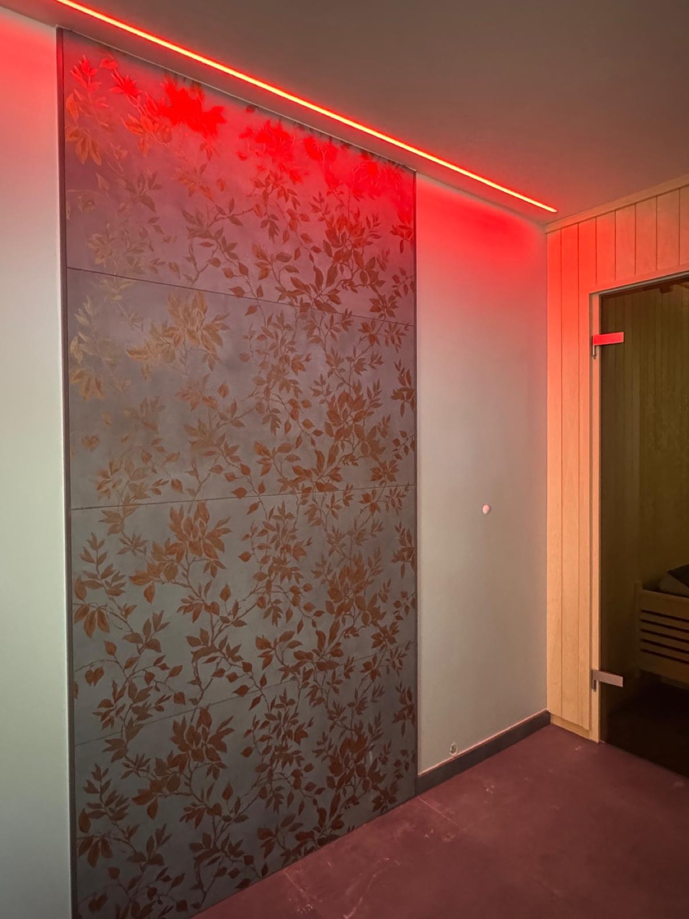 Farbige LED-Lichtlinie im Saunabereich, rot beleuchtet