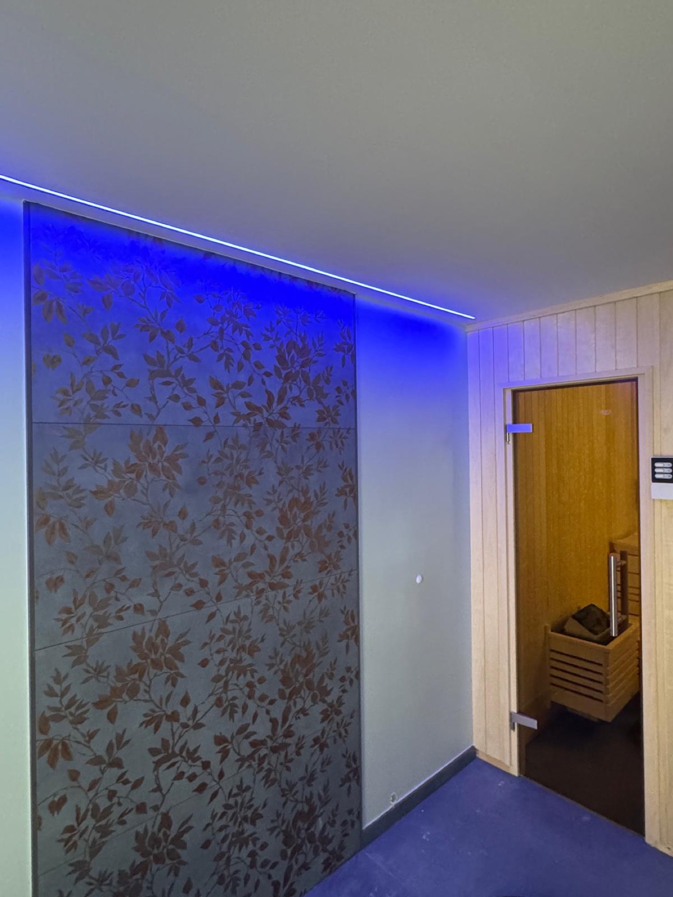 Farbige LED-Lichtlinie im Saunabereich, blau beleuchtet