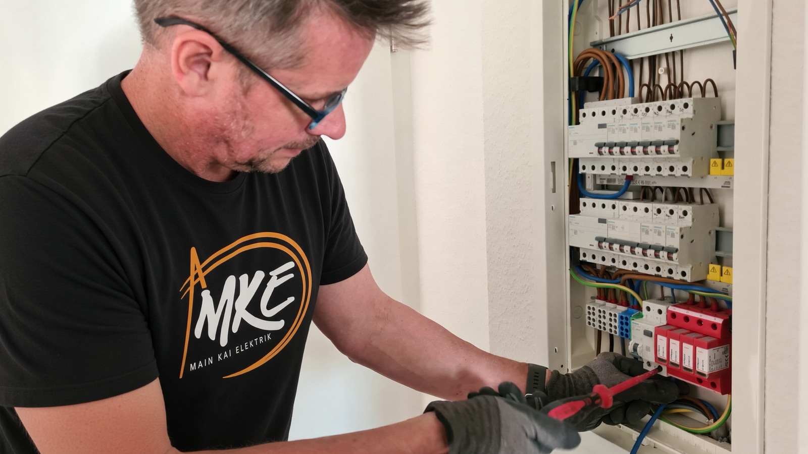 Kai bei der Arbeit am Verteilerschrank
