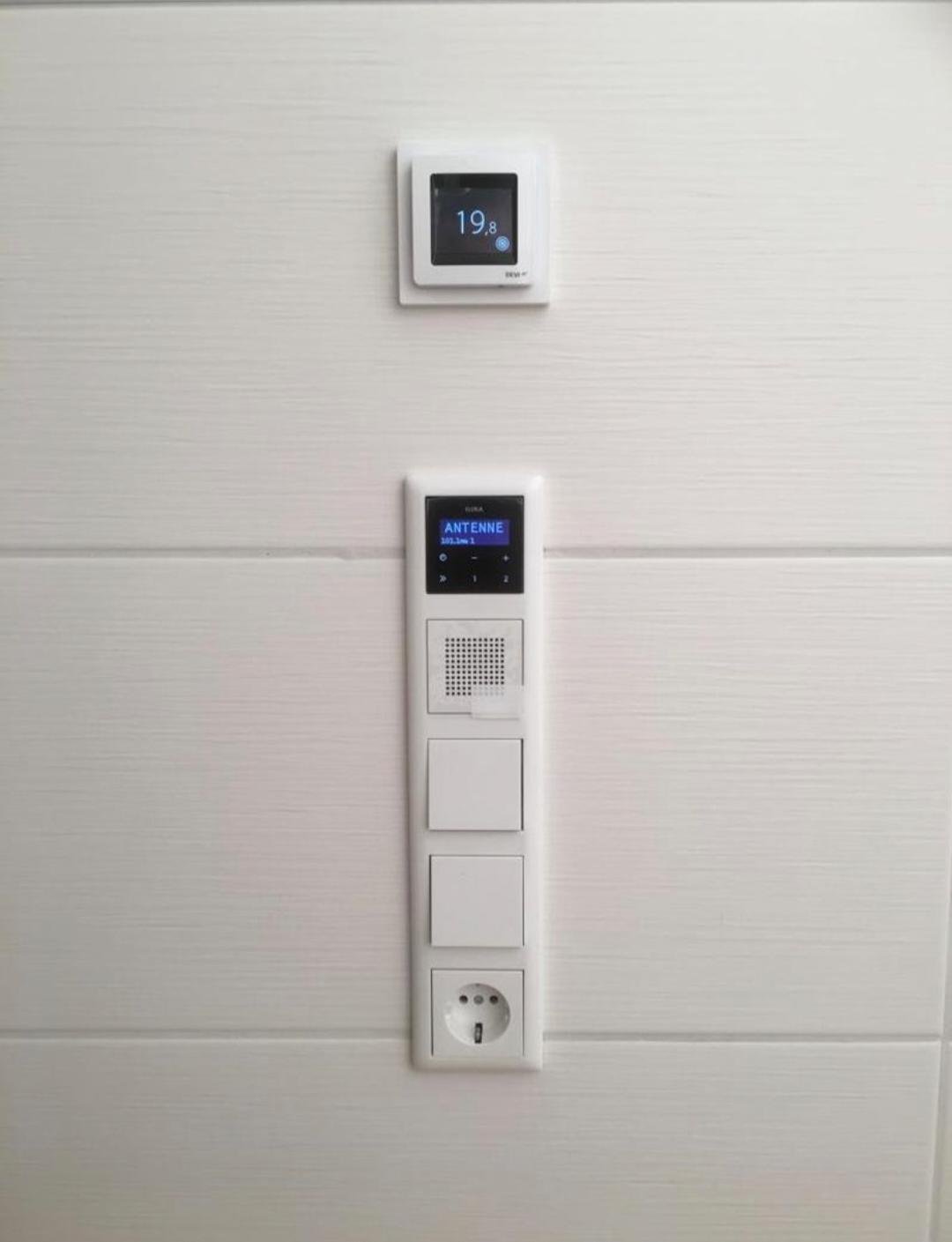 Gira Funktionsmodule und Raumthermostat, sauber installiert