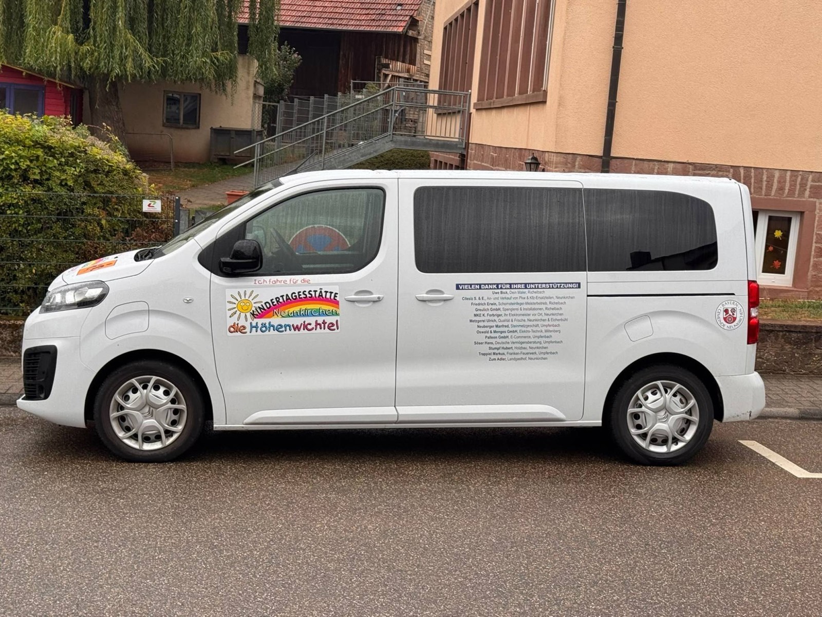 Kita-Bus der Kindertagesstätte „die Höhenwichtel“, mit MKE als Sponsor