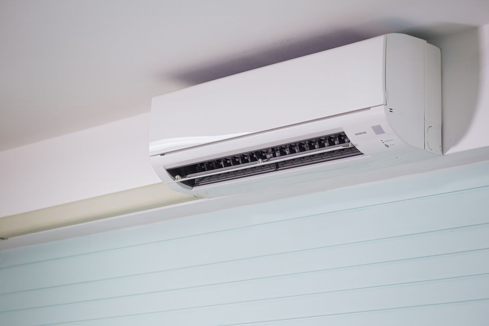 Moderne Wandklimaanlage, fachgerecht installiert