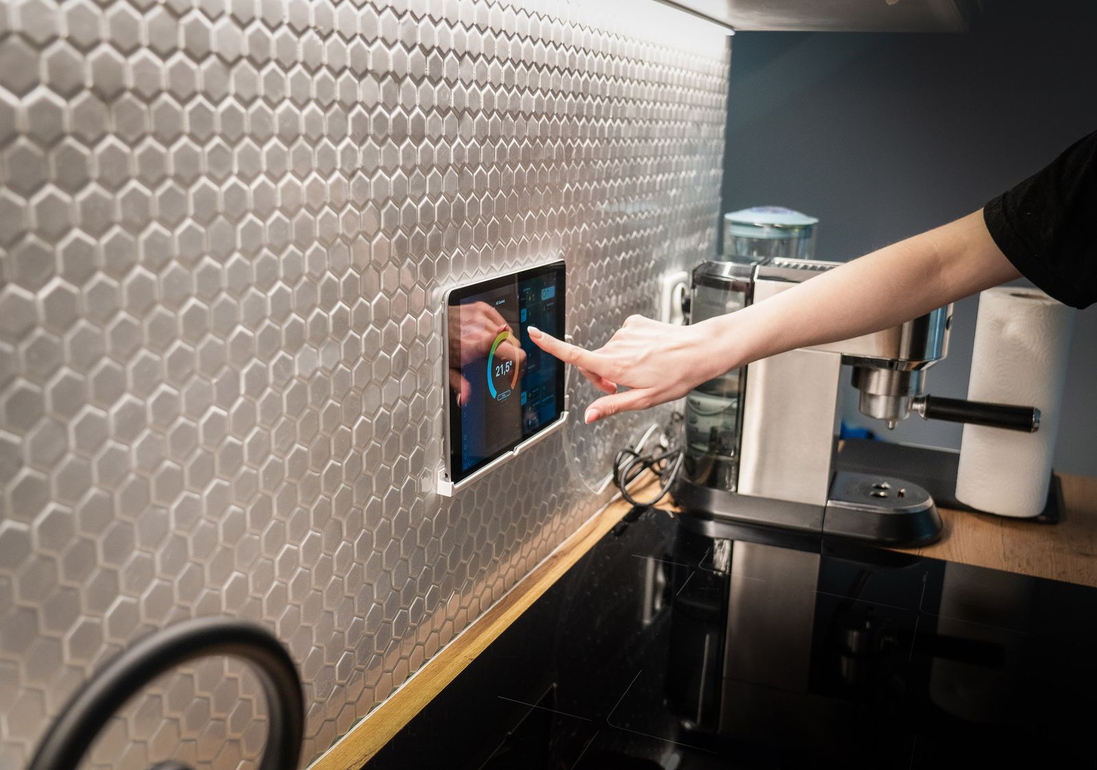 In die Wand integriertes Smart-Home-Bedienpanel