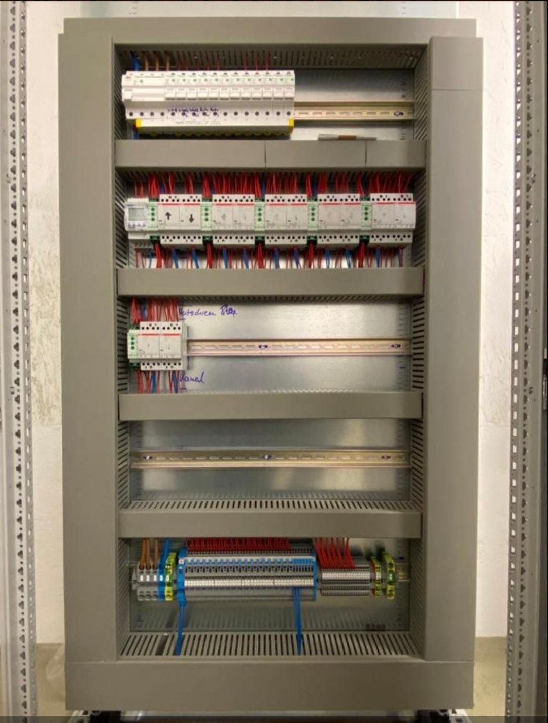 Selbst gebauter Schaltschrank mit sauberer Verdrahtung