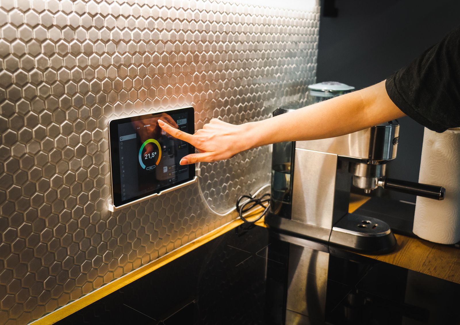 Steuerung des Smart-Home-Systems per Tablet in der Küche