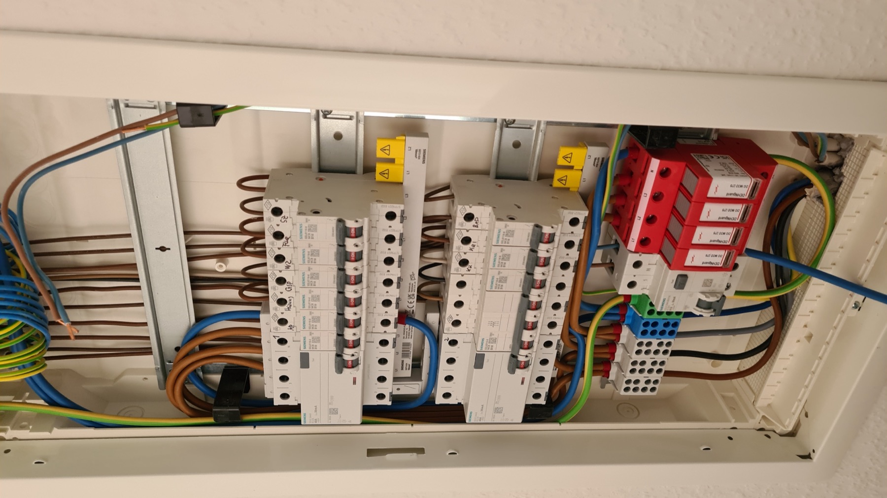 Zählerschrank mit sauber verlegten und beschrifteten Leitungen