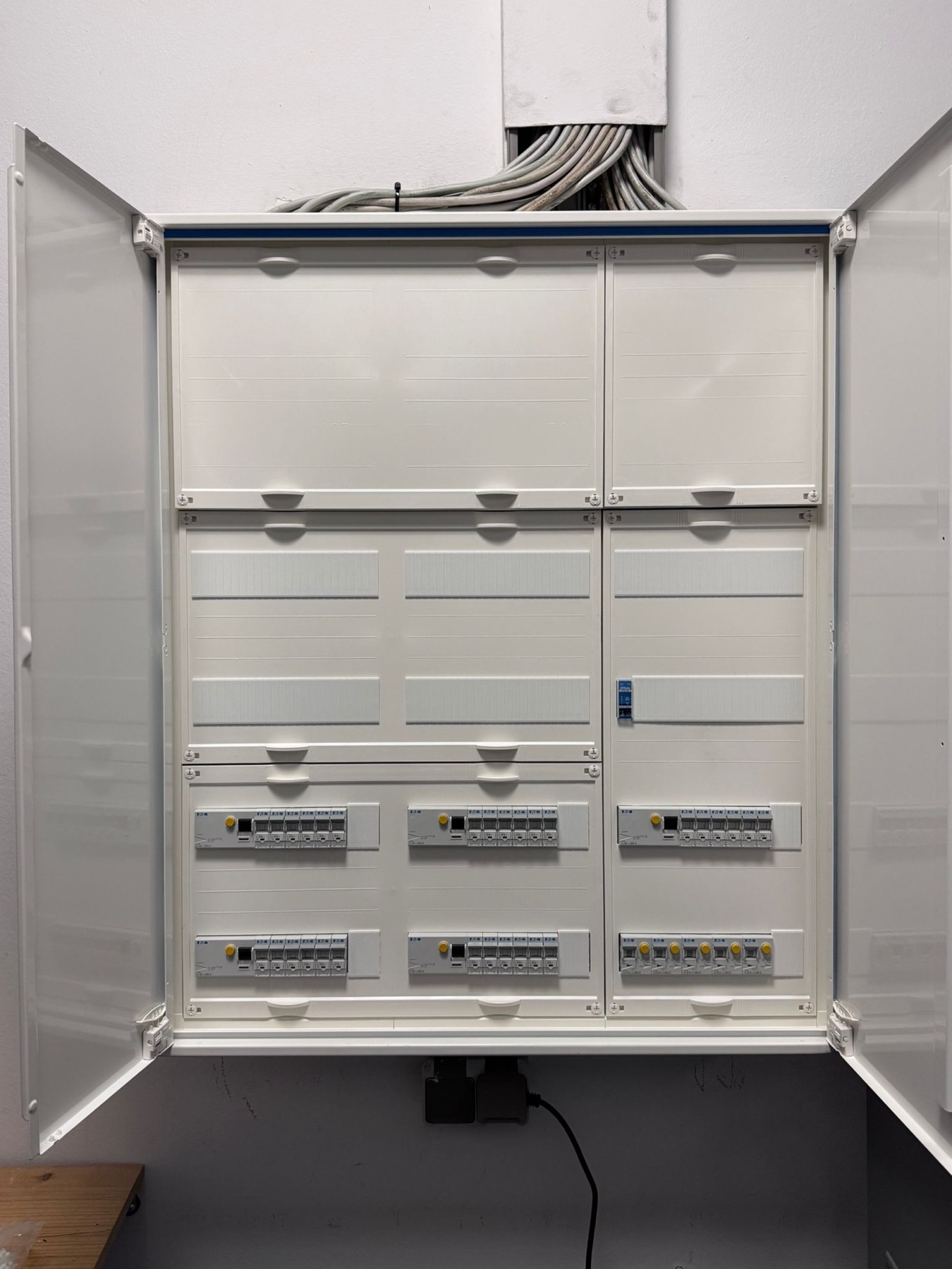 Modernisierter Zählerschrank mit übersichtlichen Sicherungsfeldern