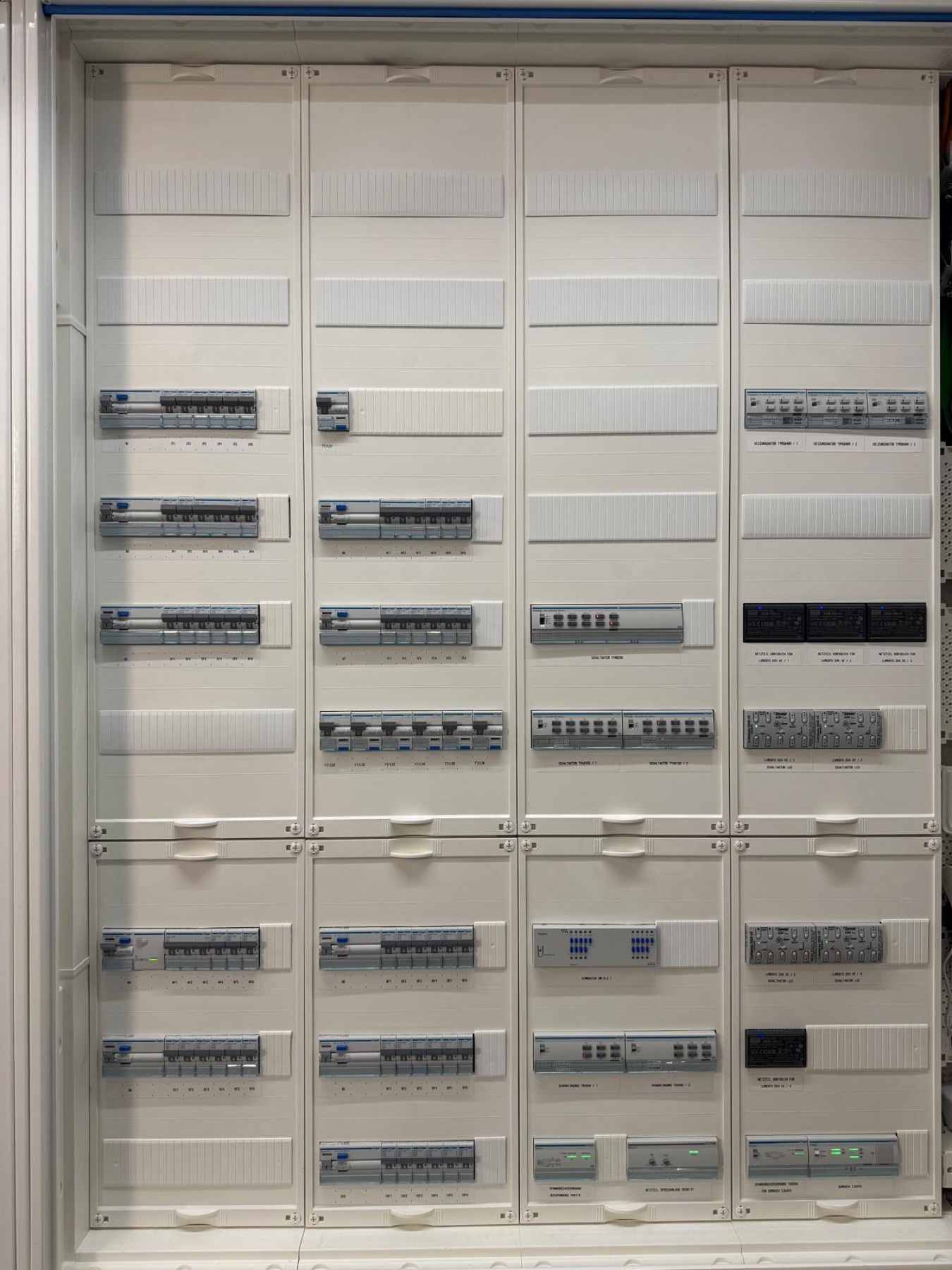 Umfangreiche KNX- und Smart-Home-Verteilung im Zählerschrank